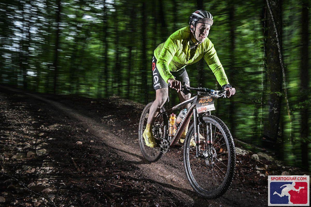 Adrian auf dem Mountainbike im Wald