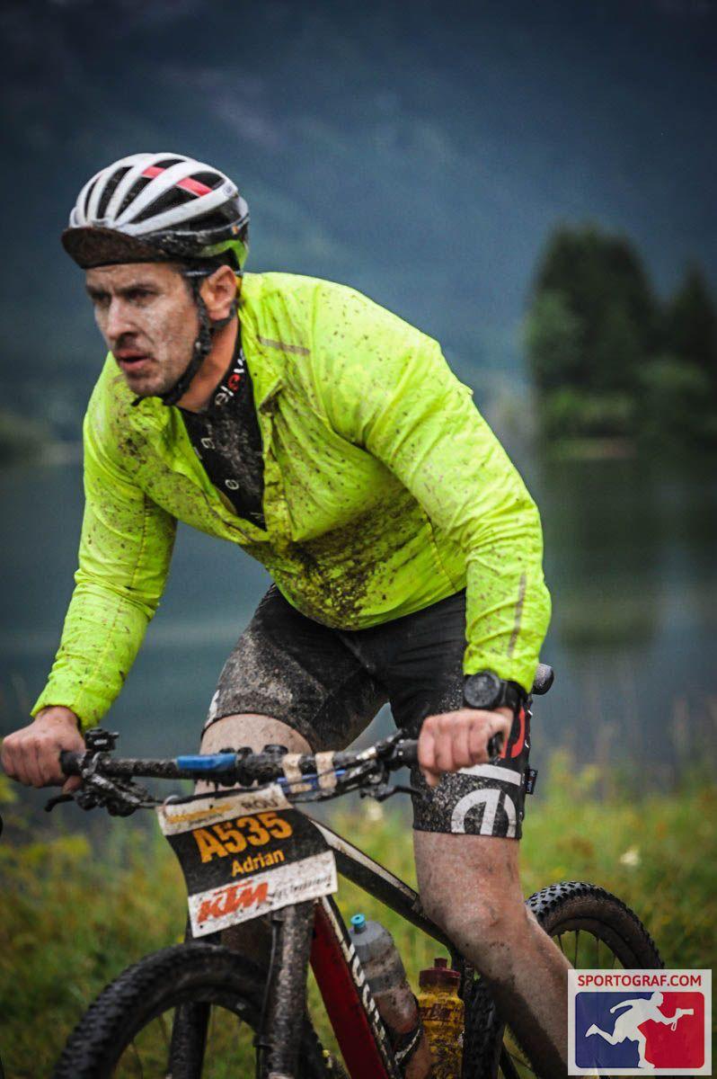 Adrian Vancea beim Mountainbike-Rennen im Regen mit Startnummer A535