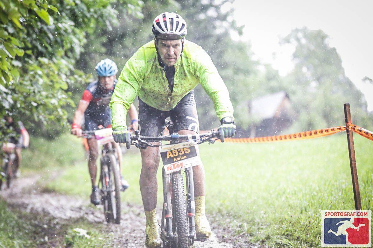 Adrian im Regen beim MTB-Rennen