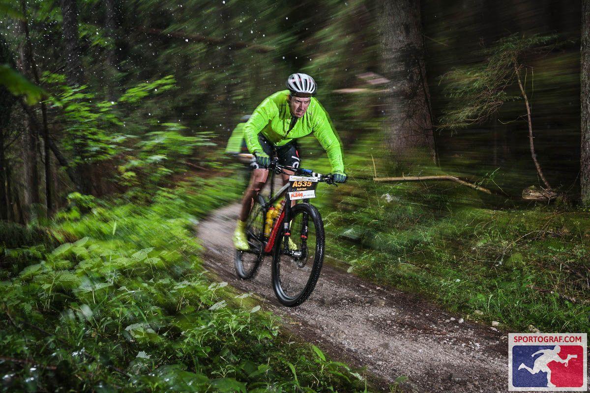 Adrian auf einem Waldtrail