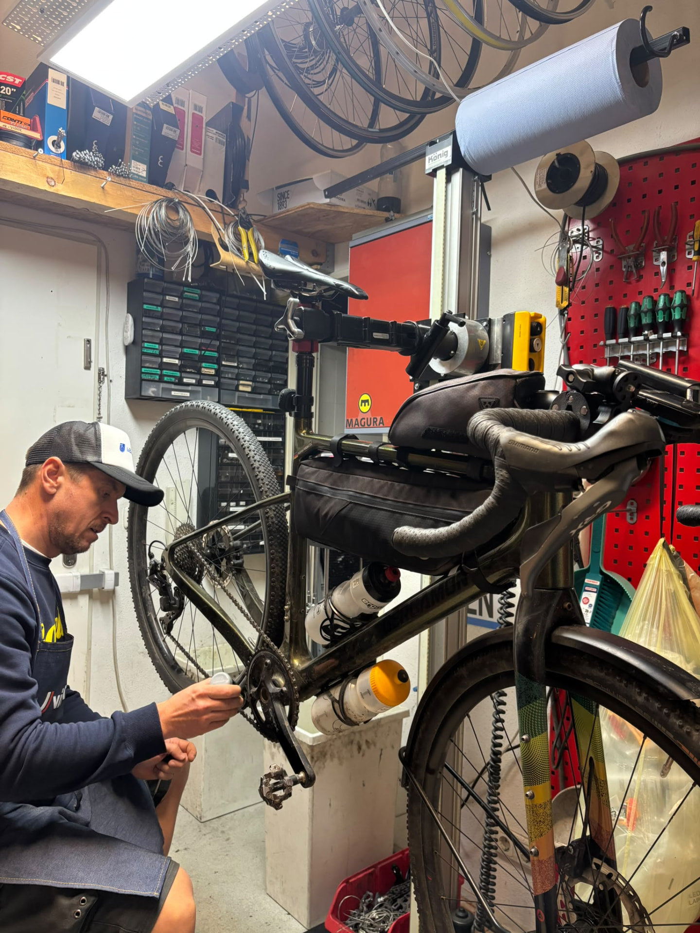 Adrian Vancea arbeitet an einem Gravelbike in der Werkstatt von la Bicicletta