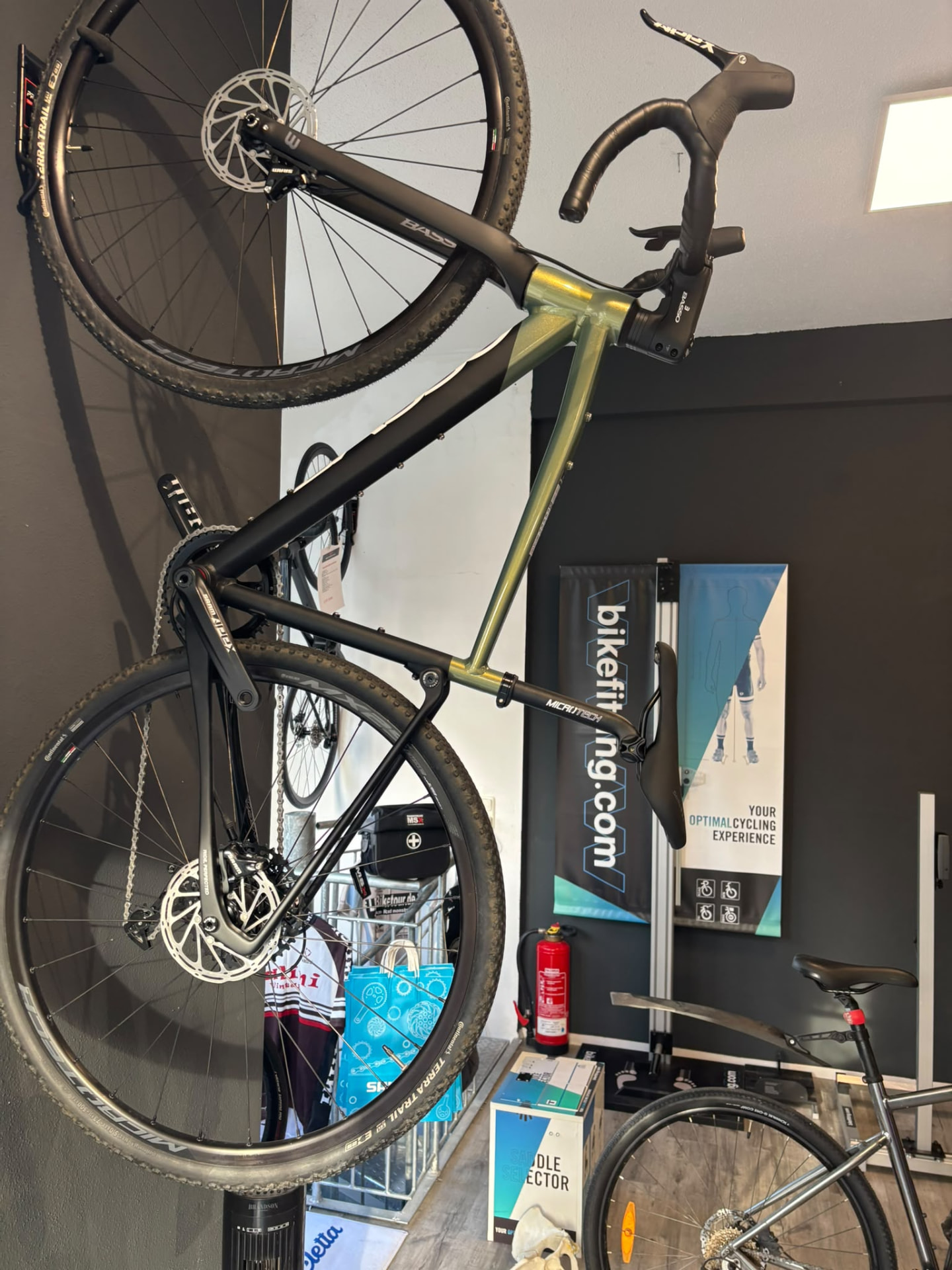 Grünes Basso-Gravelbike an der Wand im Laden
